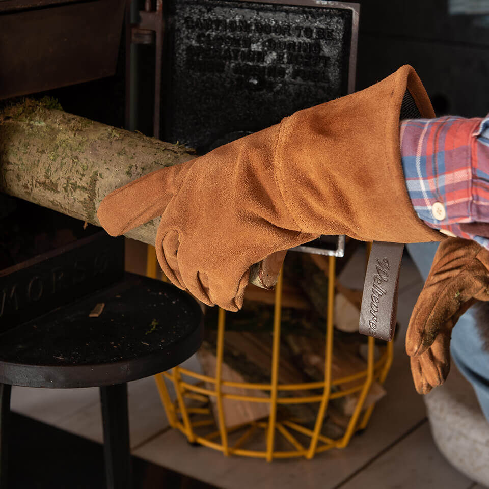 Weltevree-gloves-moving-wood