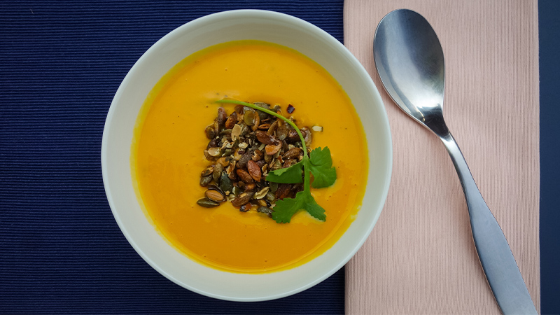Outdooroven recipe: pumpkin soup with saffron and orange