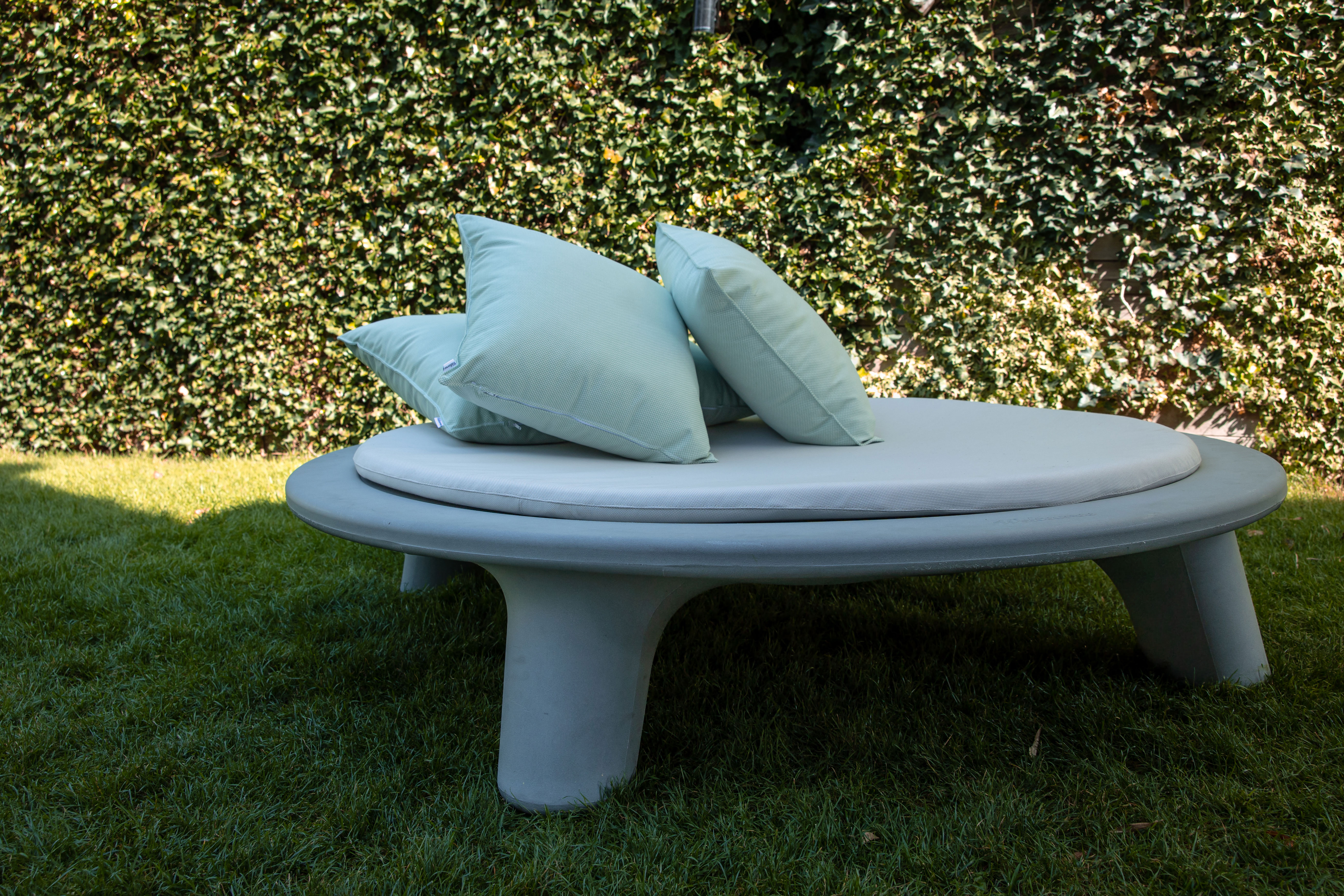 Weltevree-flying-dishman-grass-green-pillows