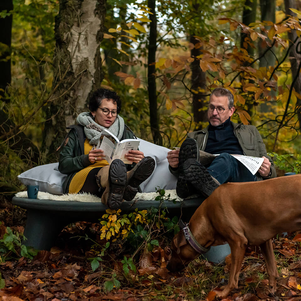 Weltevree-flying-dishman-reading-forest