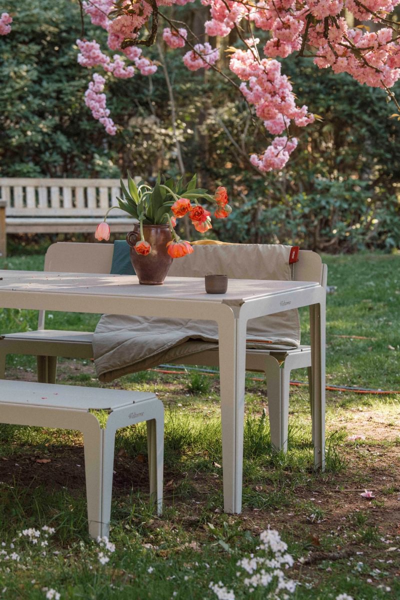 Bended Table 270 including 2 Benches and 2 Stools